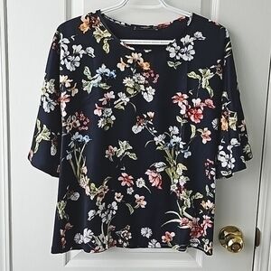 ✨CLEAR OUT PRICE!✨ MNG Basics navy floral blouse